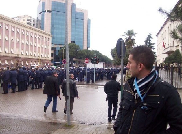 Policia dhunon gazetarin? Ja denoncimi i Armand Bajramit