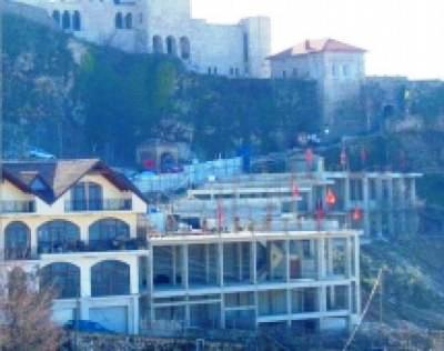 Kjo s'ka fjale per tu pershkruar: Familjari i kryebashkiakut prish monumentin se i pengon pamjen e lokalit!