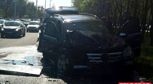 Foto/ Mercedesi i presidentit serb shkaterrohet pas aksidentit
