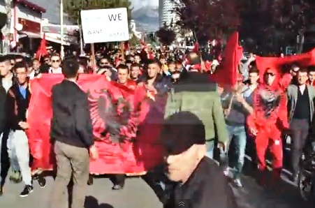 VIDEO e perplasjes se policise me protestuesit qe dogjen flamurin grek