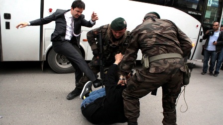 Dhunoi protestuesin, shkarkohet ndihmesi i Erdoganit