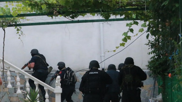 Kapet snajperi qe qellonte ndaj policise ne Lazarat. Publikohen emrat e grupit te zjarrit