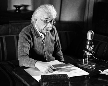 Pergjigja e Albert Einstein per rrefimin e nje fanseje te tij duhet te jete ne cdo tekst shkollor