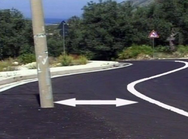 Rruge e re per ne Dhermi, me nje shtylle mu ne mes... (FOTO dhe VIDEO)