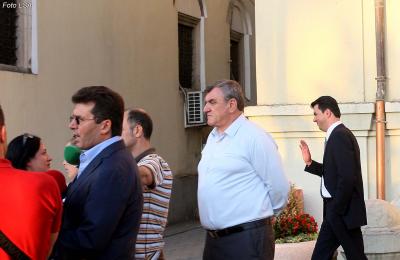 Bashen e tradhtojne aleatet, ne mbledhjen e thirrur ne bashki merr pjese vetem PR-ja