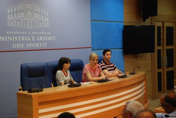 Universiteti Kristal, te huajt diploma pa deshmi te njohjes se gjuhes shqipe