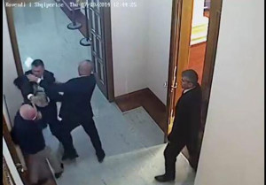 Arben Ndoka dhe Pjerin Ndreu! Si mund te jene perfaqesues te popullit keta?! (VIDEO)
