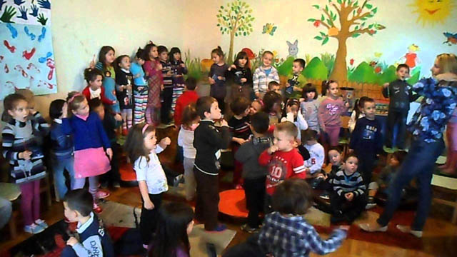Kopshtet ne Tirane: Femijet flene pertoke, nuk ka shtreter