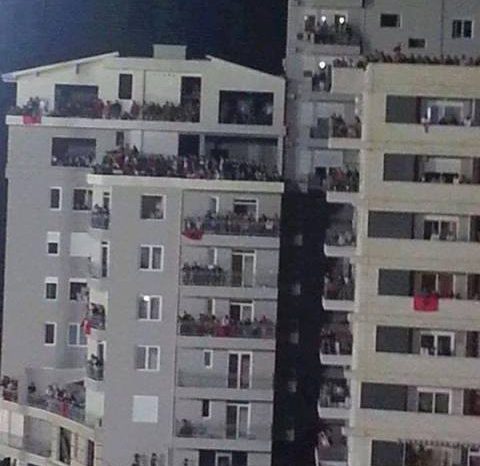 Ana tjeter e stadiumit te ri ku biletat jepen per qoka...