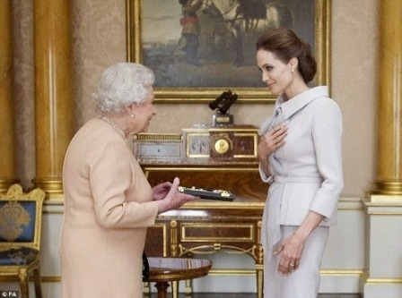 Angelina Jolie merr titullin “Dame Nderi” nga Mbreteresha e Anglise