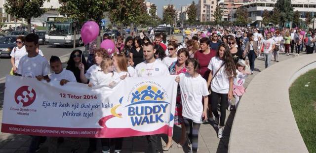 “Eja te kesh nje shok per koke perkrah teje”. Down Syndrome Albania organizon ‘Buddy Walk’ ne Tirane