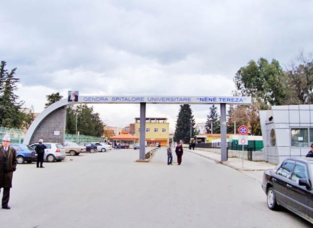 Helmohen 15 nxënës gjatë një ekskursioni në Tiranë