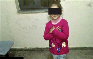 Mbahet në qeli një femijë ndërkohë që e ëma merrej në pyetje