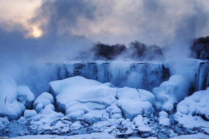 FOTO/ Ngrin ujëvara më e madhe në botë: Pamje mahnitëse nga ujëvara e Niagarës