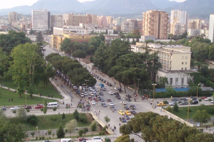 Tkurret Shqipëria, pakësohen njerëzit dhe territori!