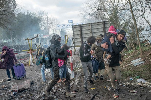 Refugjatët sirianë mes gazit grek dhe refuzimit europian!