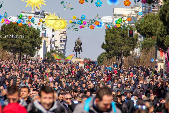 Mijëra persona në protest. Qeveria-Qytetarëve: Turp!