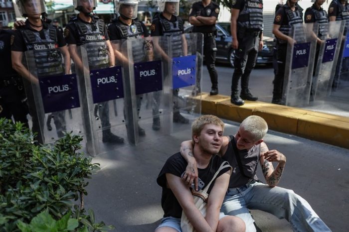Dhunë, e terror në paradën “e ndaluar” në Stamboll